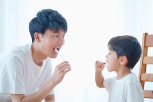 歯磨きをする親子のイメージ写真