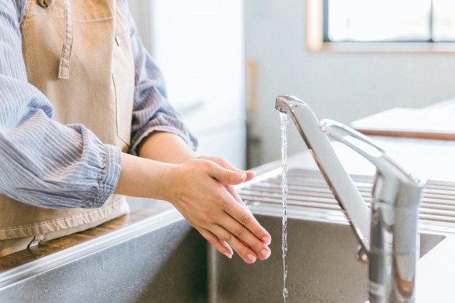 手を洗う女性のイメージ写真