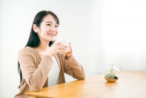 お茶を飲む女性のイメージ写真