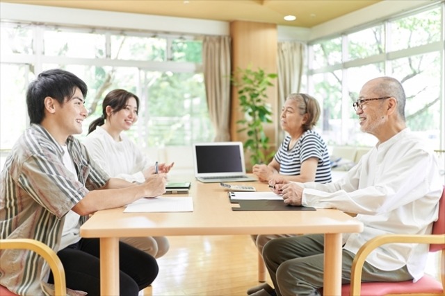 家族会議をする人々のイメージ写真